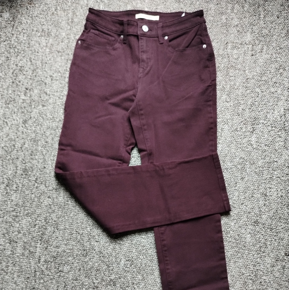 Levi's Classic Mid Rise Skinny, Size 27 (7) Maroon in color